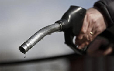 Drożejąca ropa i słaby złoty podbijają ceny paliw