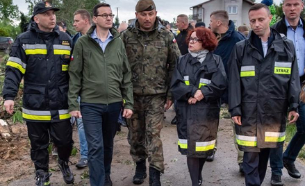 Poseł Elżbieta Kruk pozowała do zdjęć w strażackiej kurtce