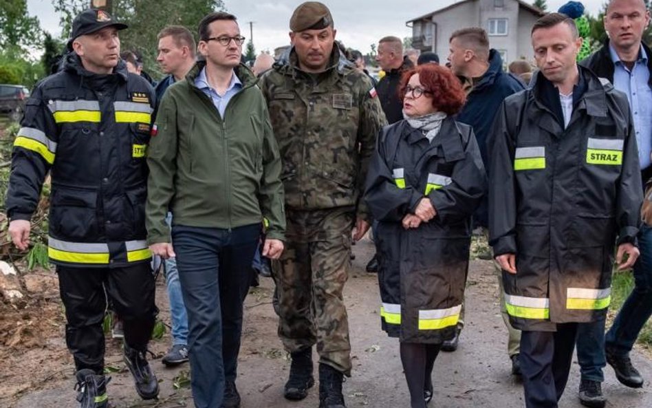 Poseł Elżbieta Kruk pozowała do zdjęć w strażackiej kurtce