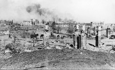 Ruiny oblężonego miasta Stalingrad, zdjęcie wykonano w październiku 1942 r.