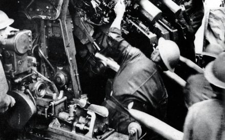 Artylerzyści na ORP „Piorun”