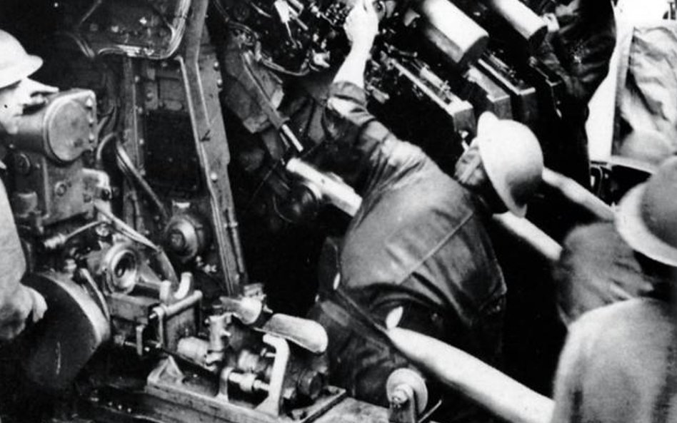 Artylerzyści na ORP „Piorun”