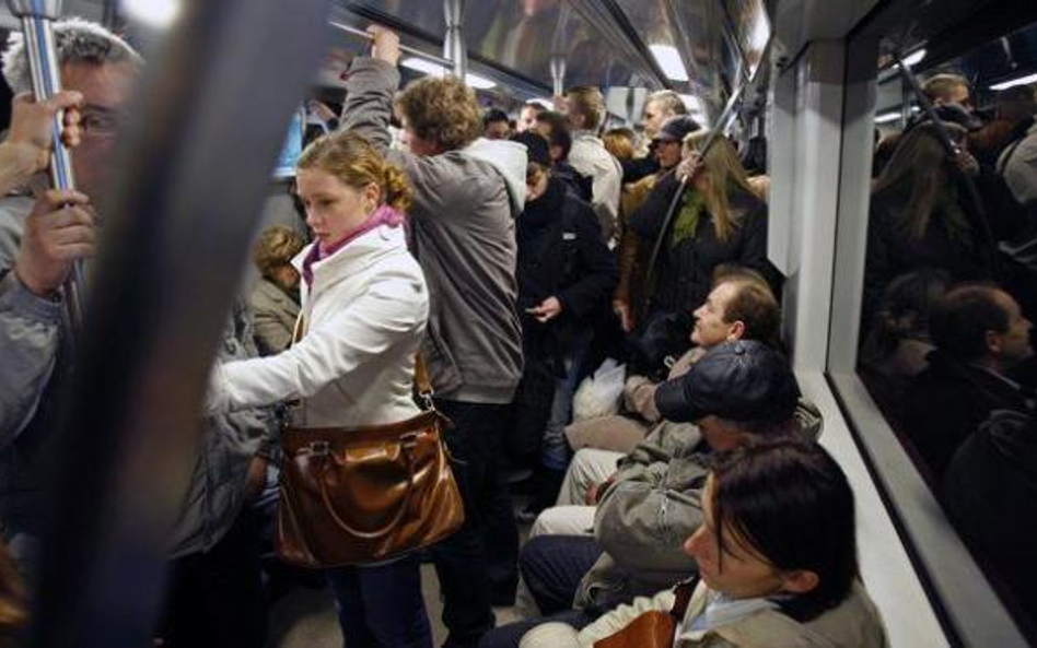 Metro w nocy pojeździ tylko do 1.30?