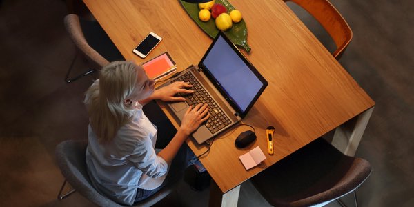 Pomoc młodym czy wylewanie dziecka z kąpielą? Biznes ma uwagi do zmian w stażach