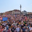 Uczestnicy Marszu 4 Czerwca w Warszawie na placu Zamkowym