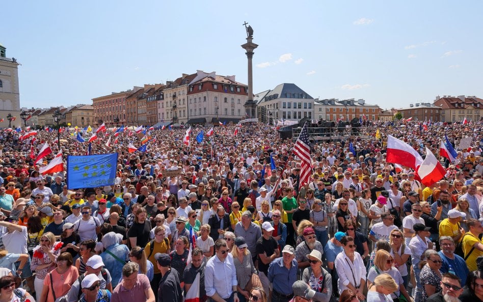 Uczestnicy Marszu 4 Czerwca w Warszawie na placu Zamkowym