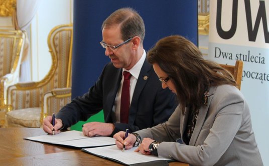 Prof. Marcin Pałys, rektora UW i prof. Gertruda Uścińska, prezes ZUS