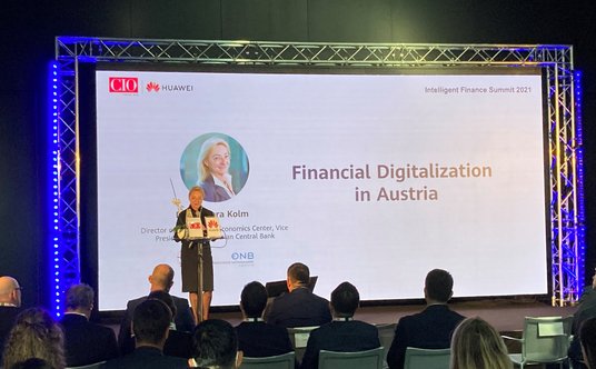Barbara Kolm, wiceprezes Banku Centralnego Austrii przemawiająca podczas Huawei Intelligent Finance 
