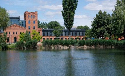 Siedziba ŁSSE mieści się – jak na to miasto przystało – w zrewitalizowanych budynkach