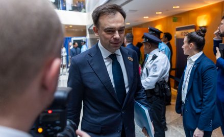 Minister finansów i gospodarki Andrzej Domański opuszczający spotkanie ministrów finansów i prezesów