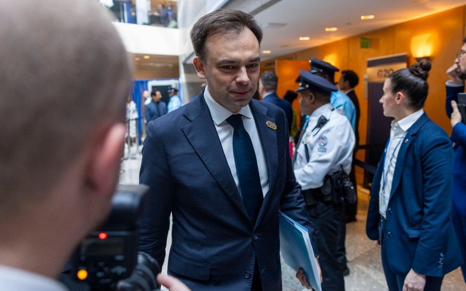 Minister finansów i gospodarki Andrzej Domański opuszczający spotkanie ministrów finansów i prezesów