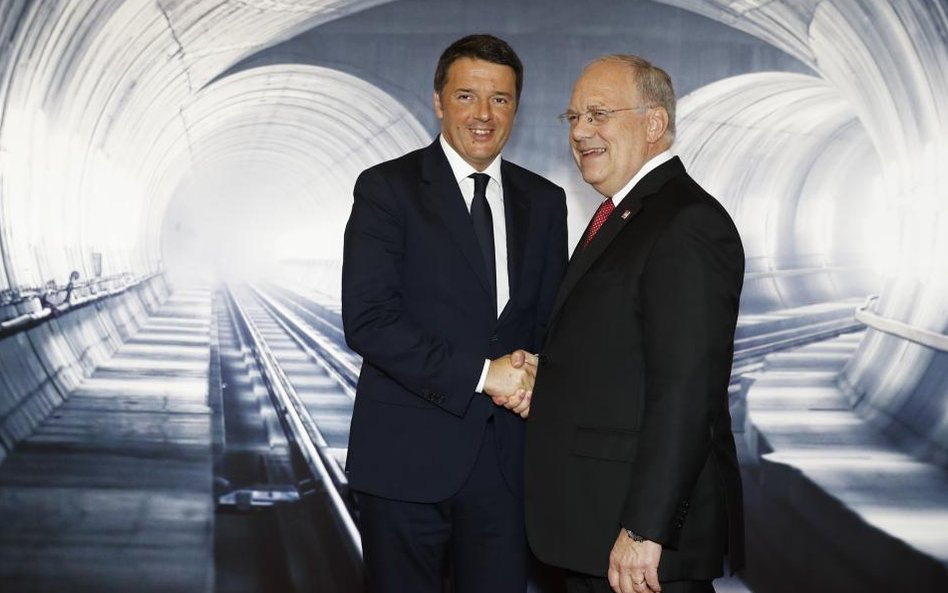 Na uroczystości był też premier Włoch Matteo Renzi, na zdjęciu z prezydentem Szwajcarii Johannem Sch