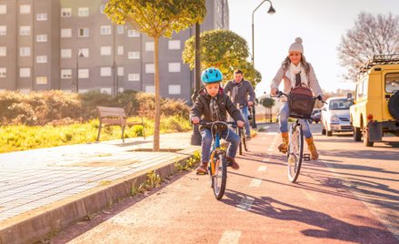 Zmiany w przepisach dla rowerzystów: obowiązkowe kaski do 14 roku życia