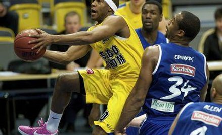Koszykarz Asseco Prokom Gdynia Jerel Blassingame (z lewej)