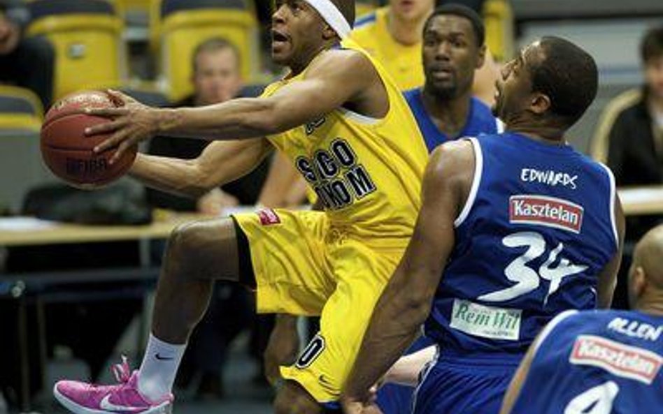 Koszykarz Asseco Prokom Gdynia Jerel Blassingame (z lewej)