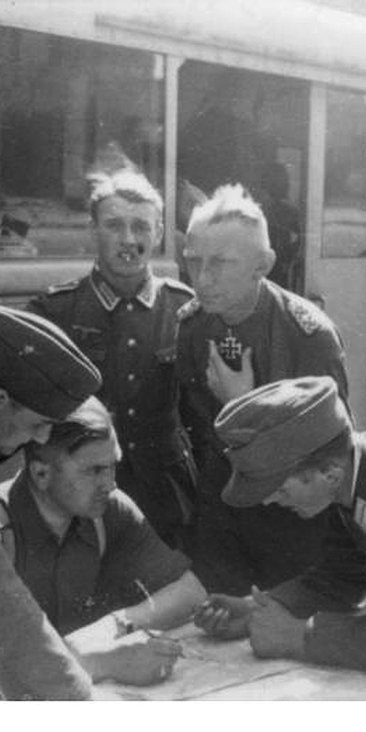 Powstanie warszawskie, sierpień 1944 r.: SS-Gruppenführer Heinz Reinefarth (stoi w środku, z Krzyżem