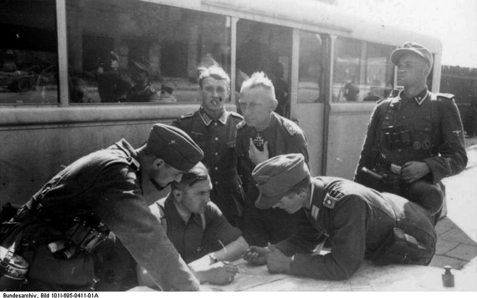 Powstanie warszawskie, sierpień 1944 r.: SS-Gruppenführer Heinz Reinefarth (stoi w środku, z Krzyżem