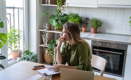 Kobietom nie pozostaje nic innego jak samodzielne budowanie własnej „poduszki finansowej”.