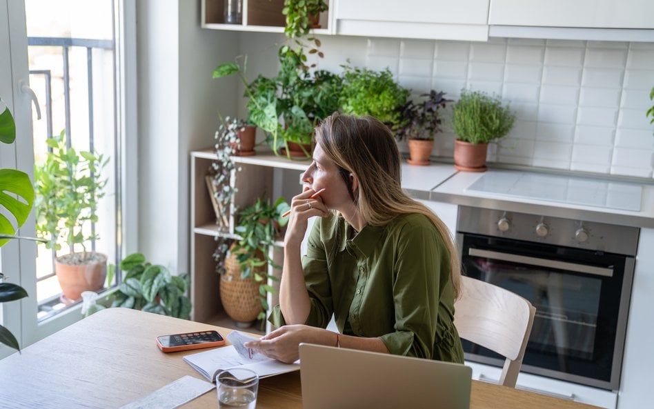 Kobietom nie pozostaje nic innego jak samodzielne budowanie własnej „poduszki finansowej”.