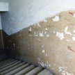 Administrator budynku komunalnego odpowiada za zły stan schodów