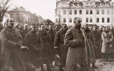 Wilno, 10 października 1920. Gen. Lucjan Żeligowski w otoczeniu sztabu podczas mszy polowej przed ka