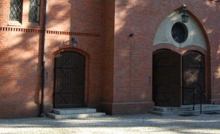 To drzwi tego kościoła garnizonowego w Poznaniu obrzuciła jajkami Zofia N. Teraz kobiecie grozi do d