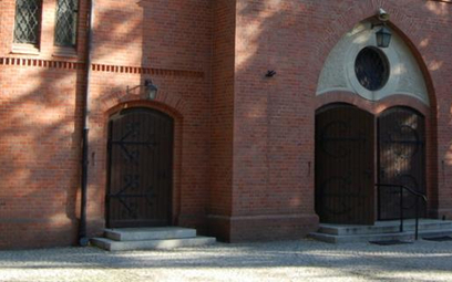 To drzwi tego kościoła garnizonowego w Poznaniu obrzuciła jajkami Zofia N. Teraz kobiecie grozi do d