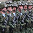 Soldados rusos participan en el desfile militar del Día de la Victoria en la Plaza Roja de San Petersburgo.