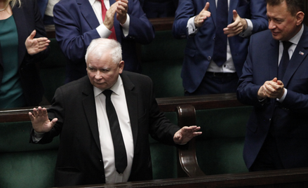 Sondaż: Spór o ustawę kagańcową służy PiS i PO. Lewica traci