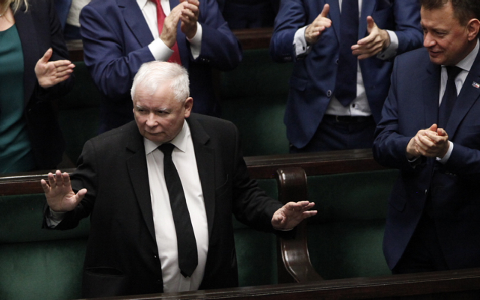 Sondaż: Spór o ustawę kagańcową służy PiS i PO. Lewica traci