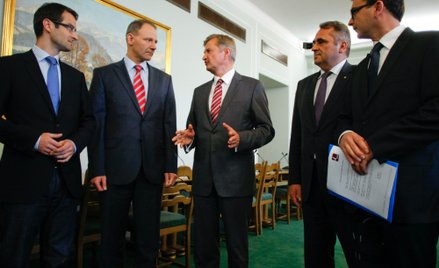 Debatować będą PO, PSL, SLD i PJN. PiS stawia warunki i wychodzi ze spotkania