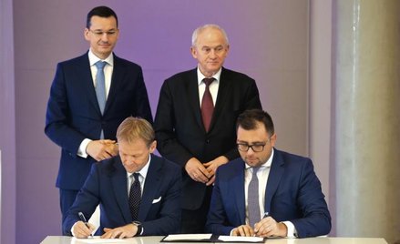 Filip Grzegorczyk, prezes Tauronu, podpisał umowę o finansowanie z wiceprezesem EBI Vazilem Hudakiem