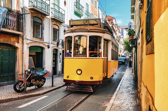 Słynny żółty tramwaj linii 28, który startuje z Praça Martim Moniz, a kończy swój bieg na Campo de O