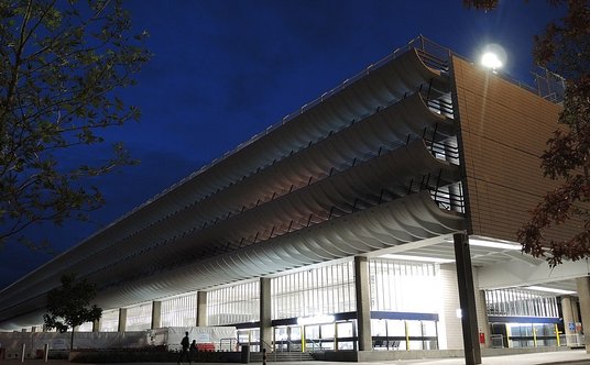 Budynek dworca w Preston po zmroku.