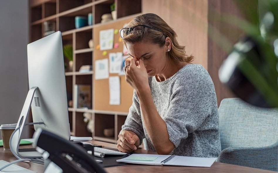 Firmy zwalniają pracowników przez internet. Na wideoczacie