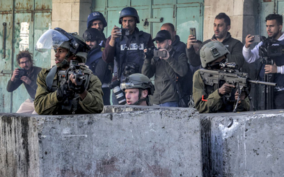 Dziennikarze za plecami izraelskich żołnierzy podczas starć z palestyńską młodzieżą po śmierci  Nass