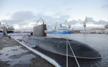 Okręt podwodny Ufa przy nabrzeżu stoczni przed ceremonią podniesienia bandery.