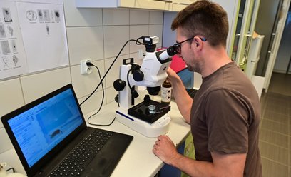 Dr hab. Łukasz Sługocki w laboratorium