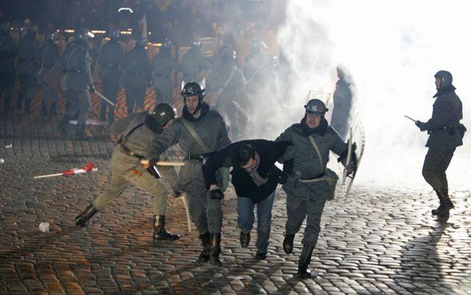 Inscenizacja starć demonstrantów z ZOMO