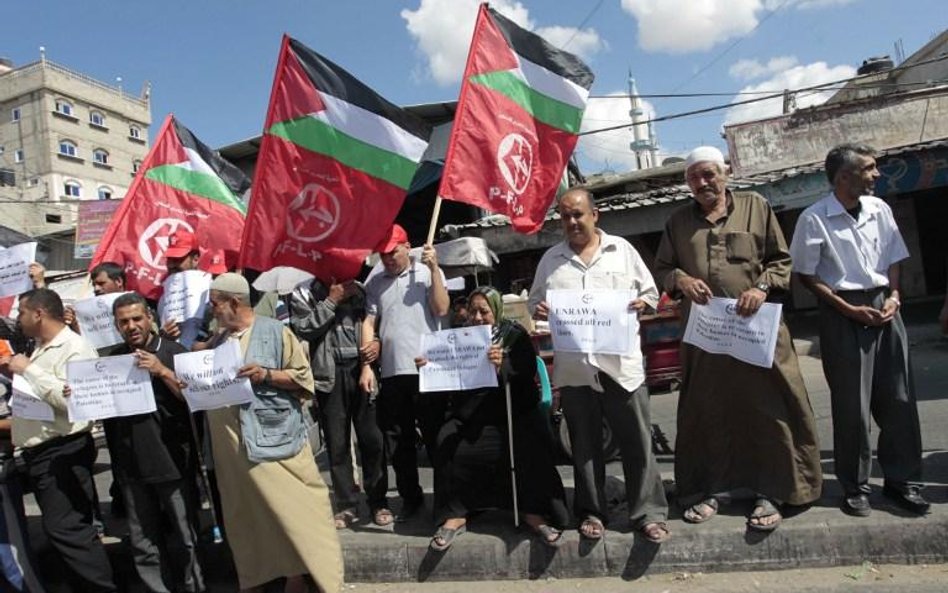 Palestyńczycy protestujący przeciwko likwidacji pomocy żywnościowej dla niemal 10 tysięcy rodzin w S