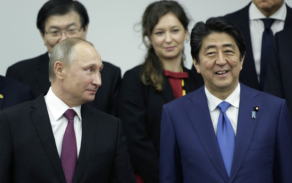 Prezydent Władimir Putin i premier Shinzo Abe