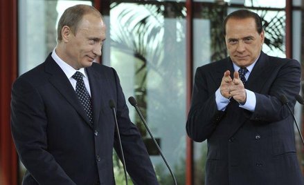 Władimir Putin i Silvio Berlusconi. To spojrzenie mówi wszystko.