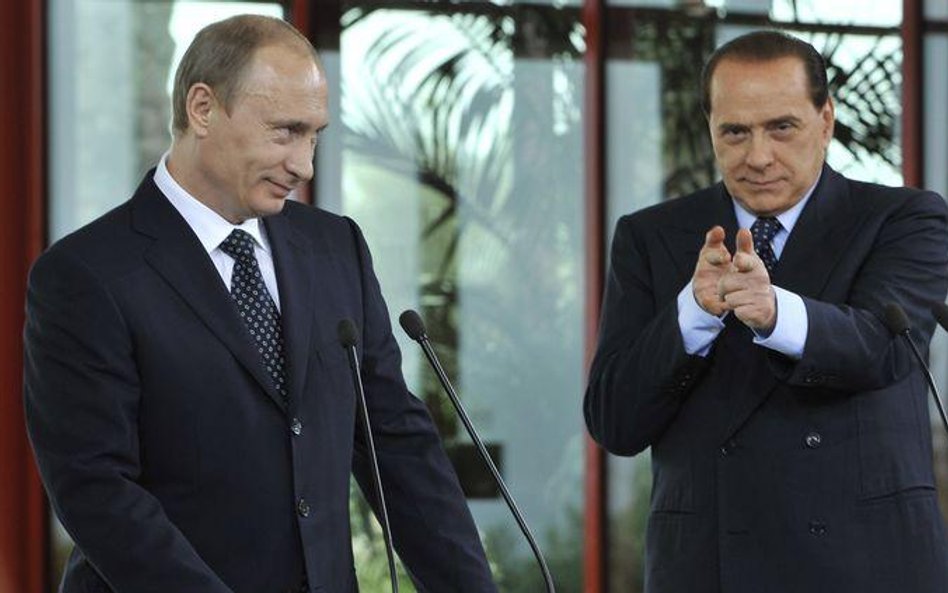 Władimir Putin i Silvio Berlusconi. To spojrzenie mówi wszystko.