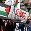 Uczestnicy propalestyńskiego wiecu w Ankarze niosą makietę łodzi symbolizującą Globalną Flotyllę Sum
