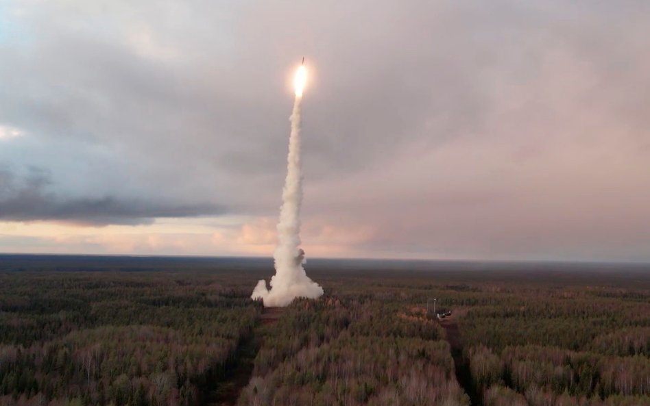 Rosyjski pocisk balistyczny dalekiego zasięgu klasy ICBM typu RS-24 Jars podczas testu przeprowadzon