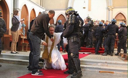 Wierni przeciw wyburzeniu kościoła w Paryżu. Policja użyła siły