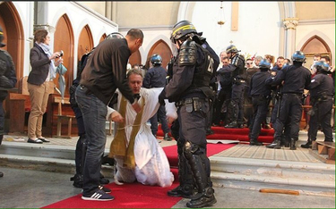 Wierni przeciw wyburzeniu kościoła w Paryżu. Policja użyła siły