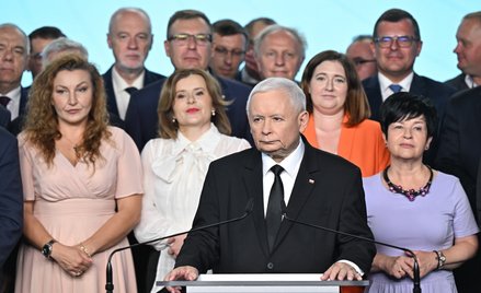 Prezes PiS Jarosław Kaczyński oraz politycy partii podczas konferencji prasowej w siedzibie Prawa i 