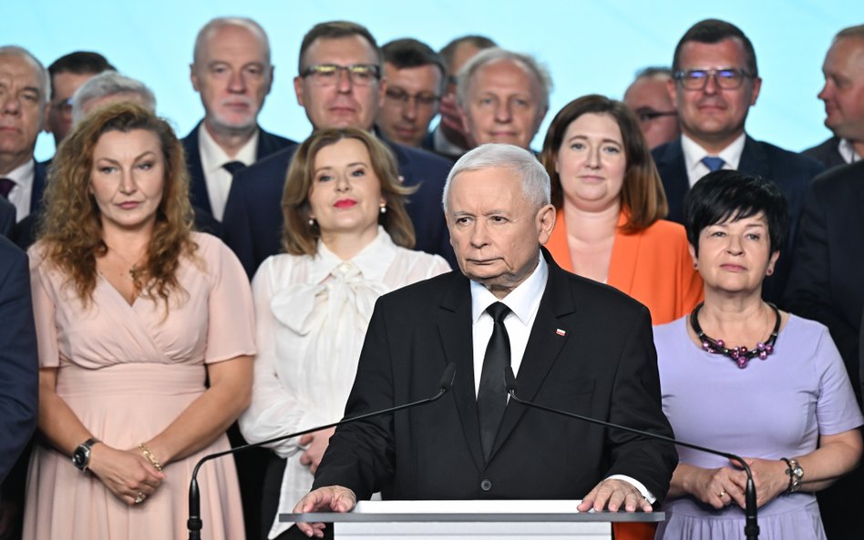 Prezes PiS Jarosław Kaczyński oraz politycy partii podczas konferencji prasowej w siedzibie Prawa i 