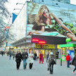 Zależne Simple oferujące odzież damską z wyższej półki mocno reklamuje swoją wiosenną kolekcję. Nie 